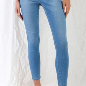 VAQUEROS AJUSTADOS DE CINTURA ALTA CON BOTONES Y BRAGUETA